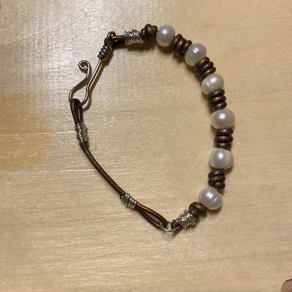 Pearl and med brown leather bracelet - Handmade - Picture 3 of 3